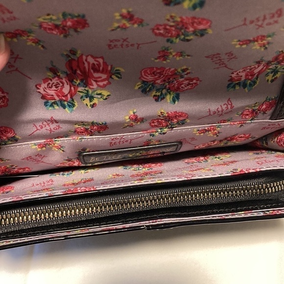 Betsey Johnson Shiny Black Shoulder Bag Heart Design - Picture 6 of 11